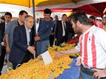 Gençlik ve Spor Bakanı Akif Çağatay Kılıç, Samsun'un İlyasköy Mahallesi'nde pazar esnafını ziyaret etti.