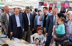 Gençlik ve Spor Bakanı Akif Çağatay Kılıç, Samsun'un İlyasköy Mahallesi'nde pazar esnafını ziyaret etti.