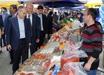 Gençlik ve Spor Bakanı Akif Çağatay Kılıç, Samsun'un İlyasköy Mahallesi'nde pazar esnafını ziyaret etti.