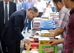 Gençlik ve Spor Bakanı Akif Çağatay Kılıç, Samsun'un İlyasköy Mahallesi'nde pazar esnafını ziyaret etti.