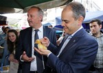 Gençlik ve Spor Bakanı Akif Çağatay Kılıç, Samsun'un İlyasköy Mahallesi'nde pazar esnafını ziyaret etti.