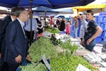 Gençlik ve Spor Bakanı Akif Çağatay Kılıç, Samsun'un İlyasköy Mahallesi'nde pazar esnafını ziyaret etti.