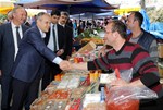 Gençlik ve Spor Bakanı Akif Çağatay Kılıç, Samsun'un İlyasköy Mahallesi'nde pazar esnafını ziyaret etti.