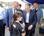 Gençlik ve Spor Bakanı Akif Çağatay Kılıç, Samsun'un İlyasköy Mahallesi'nde pazar esnafını ziyaret etti.