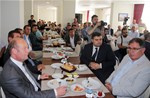 Gençlik ve Spor Bakanı Akif Çağatay Kılıç, Samsun'un Vezirköprü İlçesi'nde sivil toplum kuruluşları temsilcileri ile kahvaltı programında bir araya geldi.