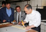 Gençlik ve Spor Bakanı Akif Çağatay Kılıç, Samsun'un Vezirköprü İlçesi Havza Caddesi esnafını ziyaret etti.