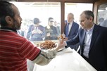 Gençlik ve Spor Bakanı Akif Çağatay Kılıç, bir dizi temas ve incelemelerde bulunmak üzere geldiği Mardin’de ilk olarak esnafı ziyaret etti. Mardin halkı ve esnafı Bakan Çağatay Kılıç'a yoğun ilgi göst