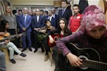Bakan Çağatay Kılıç, Mardin'deki programı çerçevesinde Artuklu Gençlik Merkezi'ni ziyaret etti. Bakan Çağatay Kılıç Merkez'de gençlerle yakından ilgilendi.