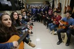 Bakan Çağatay Kılıç, Mardin'deki programı çerçevesinde Artuklu Gençlik Merkezi'ni ziyaret etti. Bakan Çağatay Kılıç Merkez'de gençlerle yakından ilgilendi.