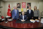 Gençlik ve Spor Bakanı Akif Çağatay Kılıç, AK Parti Mardin İl Başkanlığı binasını ziyaret etti.