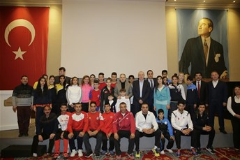 Bakan Çağatay Kılıç, Mardin'deki milli ve amatör sporcular ile kahvaltıda buluştu.