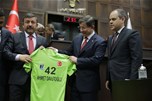 Başbakan Ahmet Davutoğlu Avrupa Kulüpler Kros Şampiyonası'nda şampiyonluğa uzanan Darıca Belediyesi Eğitim Spor Kulübü Kros Takımı'ni kabul etti.