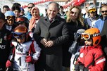 Başbakan Ahmet Davutoğlu, Gençlik ve Spor Bakanı Akif Çağatay Kılıç ile Bingöl’deki Haserek Kayak Merkezi’nin açılışını yaptı.