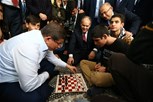 Bakan Çağatay Kılıç, 13-18 yaş aralığındaki 40 çocuğun kaldığı Sevgi Evleri’ni ziyaret eden Başbakan Davutoğlu'na refakat etti.