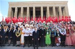 Bakan Çağatay Kılıç, 19 Mayıs Atatürk'ü Anma, Gençlik ve Spor Bayramı ile Gençlik Haftası etkinlikleri kapsamında gençlik heyeti ile Anıtkabir'i ziyaret ederek, Atatürk'ün mozolesine çelenk koydu.