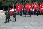 Bakan Çağatay Kılıç, 19 Mayıs Atatürk'ü Anma, Gençlik ve Spor Bayramı ile Gençlik Haftası etkinlikleri kapsamında gençlik heyeti ile Anıtkabir'i ziyaret ederek, Atatürk'ün mozolesine çelenk koydu.