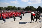 Bakan Çağatay Kılıç, 19 Mayıs Atatürk'ü Anma, Gençlik ve Spor Bayramı ile Gençlik Haftası etkinlikleri kapsamında gençlik heyeti ile Anıtkabir'i ziyaret ederek, Atatürk'ün mozolesine çelenk koydu.